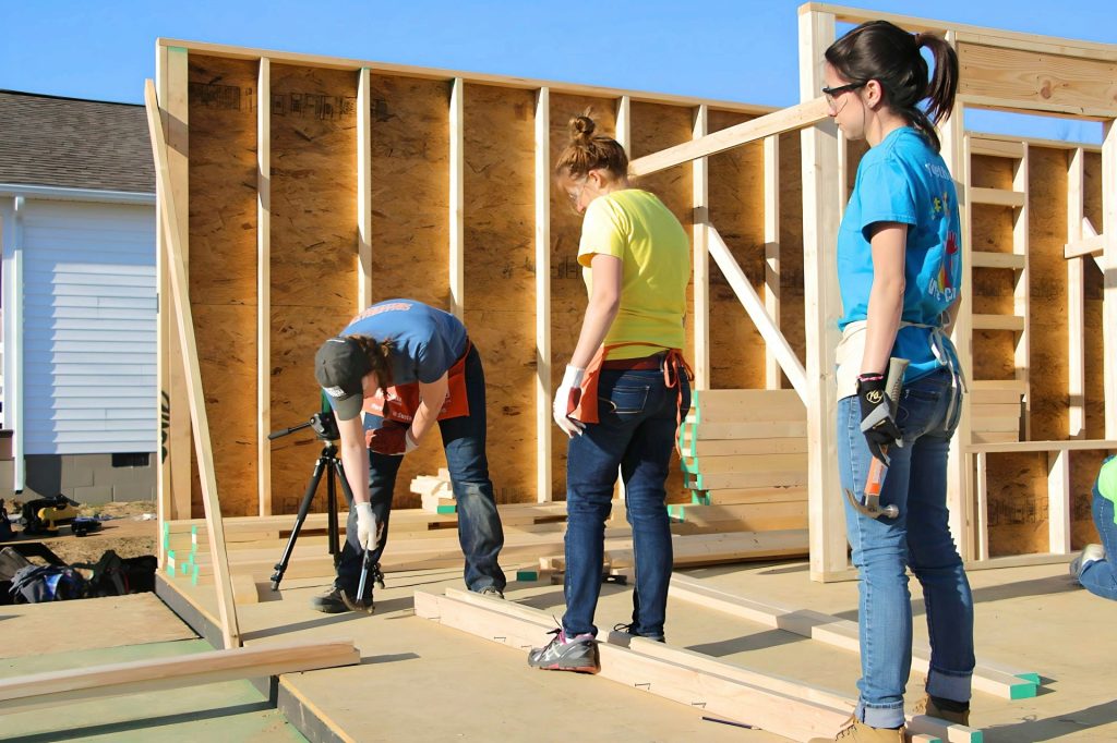 ein paar Frauen, die auf einem Holzboden stehen